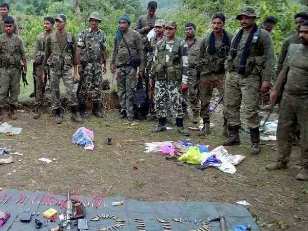 कश्मीर: सीआरपीएफ कैंप पर आंतकियों ने फेंका बम, दो जवान घायल