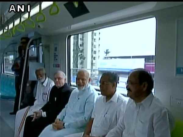 पीएम मोदी ने किया कोच्चि मेट्रो का उद्घाटन, ई श्रीधरन भी रहे मौजूद