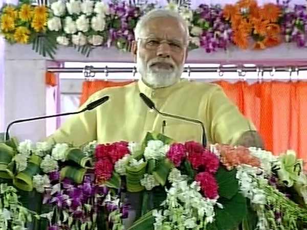 लखनऊ एयरपोर्ट पर प्रधानमंत्री मोदी का खास स्वागत किया गया।