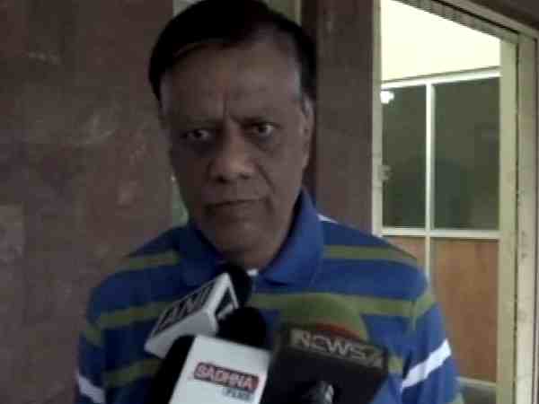 एंबुलेंस नहीं दी गई, हाथों में बच्चे की लाश को लेकर चला पिता