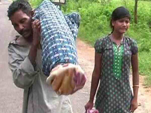 एंबुलेंस नहीं दी गई, हाथों में बच्चे की लाश को लेकर चला पिता