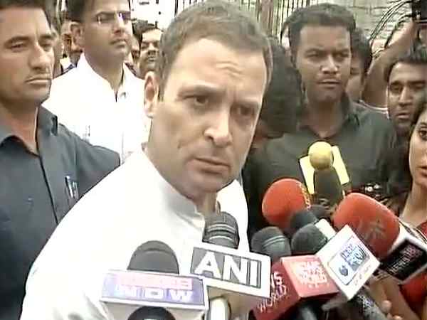 एमपी: पुलिस फायरिंग में मारे गए किसानों के परिजनों से मिले राहुल गांधी, शहीद के दर्जे की मां एमपी: पुलिस फायरिंग में मारे गए किसानों के परिजनों से मिले राहुल गांधी, शहीद के दर्जे की मां