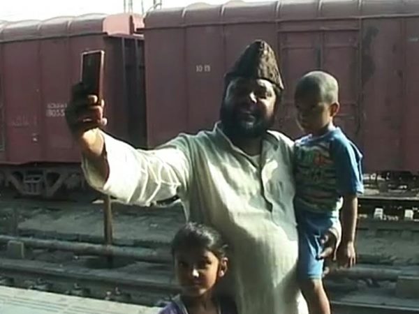 मुरादाबाद। अगर आप सेल्फी के दीवाने हैं तो अब थोड़ा होशियार और सतर्क हो जाइए, क्योंकि मुरादाबाद पुलिस ने एक कड़ा कदम उठाते हुए ऐसे लोगों से दंड वसूलने की योजना बनाई है जो अपनी और दूसरों की जान खतरे में डालकर सेल्फी लेते हैं। साथ ही मुख्य जगहों जैसे हाईवे, रेलवे स्टेशन, पटरी, बस अड्डे या अन्य भीड़भाड़ वाली जगहों पर सेल्फी लेते हुए पकड़े जाएंगे तो न सिर्फ इनसे आर्थिक दंड वसूला जाएगा बल्कि हो सकता है कि सेल्फी प्रेमियों को हवालात की हवा भी खानी पड़े। यूं तो आजकल सेल्फी का जबरदस्त क्रेज है, लोग तरह-तरह से सेल्फी खींचते दिखाई देते हैं। कई मामले ऐसे हुए की जिसमें लोगों को अपनी जान सेल्फी लेते समय गंवानी पड़ी। इसी को ध्यान में रखते हुए मुरादाबाद पुलिस ने एक निर्देश जारी किया है जिसमें कहा गया कि अगर कोई भी व्यक्ति रेलवे स्टेशन, बस अड्डे, हाईवे या भीड़भाड़ वाली जगह पर सेल्फी लेते पकड़ा गया तो उससे दंड वसूल जाएगा साथ ही कानूनी कार्रवाई भी की जाएगी। उसके बावजूद भी रेलवे स्टेशन के बाहर, स्टेशन के प्लेटफॉर्म पर और ट्रेनों के गेट पर खड़े होकर लोग खूब सेल्फी लेते नजर आए। पुलिस का मानना है कि कई लोग सेल्फी के जुनून में खुद को और दूसरों को खतरे में डाल देते हैं, इसको देखते हुए पुलिस ने यह निर्णय लिया है। पुलिस यह मान रही है कि इससे लोग सेल्फी लेते समय सावधानी बरतेंगे। उत्तर प्रदेश में मुरादाबाद पुलिस ने यह अनूठा कदम उठाया है, अब ये कितना कारगर होगा यह तो आने वाला वक्त ही तय करेगा। फिलहाल एसपी सिटी आशीष श्रीवास्तव ने बताया कि मुरादाबाद में पुलिस की तरफ से यह पहल की गई है। जिससे सेल्फी लेते समय होने वाले हादसों में कमी आएगी। 