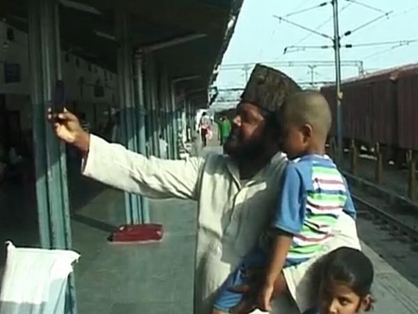 मुरादाबाद। अगर आप सेल्फी के दीवाने हैं तो अब थोड़ा होशियार और सतर्क हो जाइए, क्योंकि मुरादाबाद पुलिस ने एक कड़ा कदम उठाते हुए ऐसे लोगों से दंड वसूलने की योजना बनाई है जो अपनी और दूसरों की जान खतरे में डालकर सेल्फी लेते हैं। साथ ही मुख्य जगहों जैसे हाईवे, रेलवे स्टेशन, पटरी, बस अड्डे या अन्य भीड़भाड़ वाली जगहों पर सेल्फी लेते हुए पकड़े जाएंगे तो न सिर्फ इनसे आर्थिक दंड वसूला जाएगा बल्कि हो सकता है कि सेल्फी प्रेमियों को हवालात की हवा भी खानी पड़े। यूं तो आजकल सेल्फी का जबरदस्त क्रेज है, लोग तरह-तरह से सेल्फी खींचते दिखाई देते हैं। कई मामले ऐसे हुए की जिसमें लोगों को अपनी जान सेल्फी लेते समय गंवानी पड़ी। इसी को ध्यान में रखते हुए मुरादाबाद पुलिस ने एक निर्देश जारी किया है जिसमें कहा गया कि अगर कोई भी व्यक्ति रेलवे स्टेशन, बस अड्डे, हाईवे या भीड़भाड़ वाली जगह पर सेल्फी लेते पकड़ा गया तो उससे दंड वसूल जाएगा साथ ही कानूनी कार्रवाई भी की जाएगी। उसके बावजूद भी रेलवे स्टेशन के बाहर, स्टेशन के प्लेटफॉर्म पर और ट्रेनों के गेट पर खड़े होकर लोग खूब सेल्फी लेते नजर आए। पुलिस का मानना है कि कई लोग सेल्फी के जुनून में खुद को और दूसरों को खतरे में डाल देते हैं, इसको देखते हुए पुलिस ने यह निर्णय लिया है। पुलिस यह मान रही है कि इससे लोग सेल्फी लेते समय सावधानी बरतेंगे। उत्तर प्रदेश में मुरादाबाद पुलिस ने यह अनूठा कदम उठाया है, अब ये कितना कारगर होगा यह तो आने वाला वक्त ही तय करेगा। फिलहाल एसपी सिटी आशीष श्रीवास्तव ने बताया कि मुरादाबाद में पुलिस की तरफ से यह पहल की गई है। जिससे सेल्फी लेते समय होने वाले हादसों में कमी आएगी। 