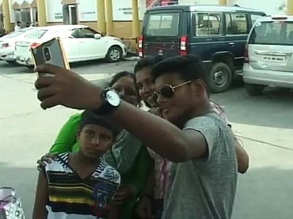 मुरादाबाद। अगर आप सेल्फी के दीवाने हैं तो अब थोड़ा होशियार और सतर्क हो जाइए, क्योंकि मुरादाबाद पुलिस ने एक कड़ा कदम उठाते हुए ऐसे लोगों से दंड वसूलने की योजना बनाई है जो अपनी और दूसरों की जान खतरे में डालकर सेल्फी लेते हैं। साथ ही मुख्य जगहों जैसे हाईवे, रेलवे स्टेशन, पटरी, बस अड्डे या अन्य भीड़भाड़ वाली जगहों पर सेल्फी लेते हुए पकड़े जाएंगे तो न सिर्फ इनसे आर्थिक दंड वसूला जाएगा बल्कि हो सकता है कि सेल्फी प्रेमियों को हवालात की हवा भी खानी पड़े। यूं तो आजकल सेल्फी का जबरदस्त क्रेज है, लोग तरह-तरह से सेल्फी खींचते दिखाई देते हैं। कई मामले ऐसे हुए की जिसमें लोगों को अपनी जान सेल्फी लेते समय गंवानी पड़ी। इसी को ध्यान में रखते हुए मुरादाबाद पुलिस ने एक निर्देश जारी किया है जिसमें कहा गया कि अगर कोई भी व्यक्ति रेलवे स्टेशन, बस अड्डे, हाईवे या भीड़भाड़ वाली जगह पर सेल्फी लेते पकड़ा गया तो उससे दंड वसूल जाएगा साथ ही कानूनी कार्रवाई भी की जाएगी। उसके बावजूद भी रेलवे स्टेशन के बाहर, स्टेशन के प्लेटफॉर्म पर और ट्रेनों के गेट पर खड़े होकर लोग खूब सेल्फी लेते नजर आए। पुलिस का मानना है कि कई लोग सेल्फी के जुनून में खुद को और दूसरों को खतरे में डाल देते हैं, इसको देखते हुए पुलिस ने यह निर्णय लिया है। पुलिस यह मान रही है कि इससे लोग सेल्फी लेते समय सावधानी बरतेंगे। उत्तर प्रदेश में मुरादाबाद पुलिस ने यह अनूठा कदम उठाया है, अब ये कितना कारगर होगा यह तो आने वाला वक्त ही तय करेगा। फिलहाल एसपी सिटी आशीष श्रीवास्तव ने बताया कि मुरादाबाद में पुलिस की तरफ से यह पहल की गई है। जिससे सेल्फी लेते समय होने वाले हादसों में कमी आएगी। 