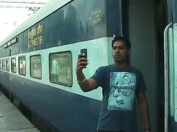 मुरादाबाद। अगर आप सेल्फी के दीवाने हैं तो अब थोड़ा होशियार और सतर्क हो जाइए, क्योंकि मुरादाबाद पुलिस ने एक कड़ा कदम उठाते हुए ऐसे लोगों से दंड वसूलने की योजना बनाई है जो अपनी और दूसरों की जान खतरे में डालकर सेल्फी लेते हैं। साथ ही मुख्य जगहों जैसे हाईवे, रेलवे स्टेशन, पटरी, बस अड्डे या अन्य भीड़भाड़ वाली जगहों पर सेल्फी लेते हुए पकड़े जाएंगे तो न सिर्फ इनसे आर्थिक दंड वसूला जाएगा बल्कि हो सकता है कि सेल्फी प्रेमियों को हवालात की हवा भी खानी पड़े। यूं तो आजकल सेल्फी का जबरदस्त क्रेज है, लोग तरह-तरह से सेल्फी खींचते दिखाई देते हैं। कई मामले ऐसे हुए की जिसमें लोगों को अपनी जान सेल्फी लेते समय गंवानी पड़ी। इसी को ध्यान में रखते हुए मुरादाबाद पुलिस ने एक निर्देश जारी किया है जिसमें कहा गया कि अगर कोई भी व्यक्ति रेलवे स्टेशन, बस अड्डे, हाईवे या भीड़भाड़ वाली जगह पर सेल्फी लेते पकड़ा गया तो उससे दंड वसूल जाएगा साथ ही कानूनी कार्रवाई भी की जाएगी। उसके बावजूद भी रेलवे स्टेशन के बाहर, स्टेशन के प्लेटफॉर्म पर और ट्रेनों के गेट पर खड़े होकर लोग खूब सेल्फी लेते नजर आए। पुलिस का मानना है कि कई लोग सेल्फी के जुनून में खुद को और दूसरों को खतरे में डाल देते हैं, इसको देखते हुए पुलिस ने यह निर्णय लिया है। पुलिस यह मान रही है कि इससे लोग सेल्फी लेते समय सावधानी बरतेंगे। उत्तर प्रदेश में मुरादाबाद पुलिस ने यह अनूठा कदम उठाया है, अब ये कितना कारगर होगा यह तो आने वाला वक्त ही तय करेगा। फिलहाल एसपी सिटी आशीष श्रीवास्तव ने बताया कि मुरादाबाद में पुलिस की तरफ से यह पहल की गई है। जिससे सेल्फी लेते समय होने वाले हादसों में कमी आएगी। 