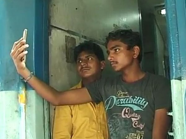 मुरादाबाद। अगर आप सेल्फी के दीवाने हैं तो अब थोड़ा होशियार और सतर्क हो जाइए, क्योंकि मुरादाबाद पुलिस ने एक कड़ा कदम उठाते हुए ऐसे लोगों से दंड वसूलने की योजना बनाई है जो अपनी और दूसरों की जान खतरे में डालकर सेल्फी लेते हैं। साथ ही मुख्य जगहों जैसे हाईवे, रेलवे स्टेशन, पटरी, बस अड्डे या अन्य भीड़भाड़ वाली जगहों पर सेल्फी लेते हुए पकड़े जाएंगे तो न सिर्फ इनसे आर्थिक दंड वसूला जाएगा बल्कि हो सकता है कि सेल्फी प्रेमियों को हवालात की हवा भी खानी पड़े। यूं तो आजकल सेल्फी का जबरदस्त क्रेज है, लोग तरह-तरह से सेल्फी खींचते दिखाई देते हैं। कई मामले ऐसे हुए की जिसमें लोगों को अपनी जान सेल्फी लेते समय गंवानी पड़ी। इसी को ध्यान में रखते हुए मुरादाबाद पुलिस ने एक निर्देश जारी किया है जिसमें कहा गया कि अगर कोई भी व्यक्ति रेलवे स्टेशन, बस अड्डे, हाईवे या भीड़भाड़ वाली जगह पर सेल्फी लेते पकड़ा गया तो उससे दंड वसूल जाएगा साथ ही कानूनी कार्रवाई भी की जाएगी। उसके बावजूद भी रेलवे स्टेशन के बाहर, स्टेशन के प्लेटफॉर्म पर और ट्रेनों के गेट पर खड़े होकर लोग खूब सेल्फी लेते नजर आए। पुलिस का मानना है कि कई लोग सेल्फी के जुनून में खुद को और दूसरों को खतरे में डाल देते हैं, इसको देखते हुए पुलिस ने यह निर्णय लिया है। पुलिस यह मान रही है कि इससे लोग सेल्फी लेते समय सावधानी बरतेंगे। उत्तर प्रदेश में मुरादाबाद पुलिस ने यह अनूठा कदम उठाया है, अब ये कितना कारगर होगा यह तो आने वाला वक्त ही तय करेगा। फिलहाल एसपी सिटी आशीष श्रीवास्तव ने बताया कि मुरादाबाद में पुलिस की तरफ से यह पहल की गई है। जिससे सेल्फी लेते समय होने वाले हादसों में कमी आएगी। 