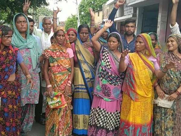 मौत पर यूपी में रिश्वतखोरी, महिला से अफसर ने मांगे 5000 रु