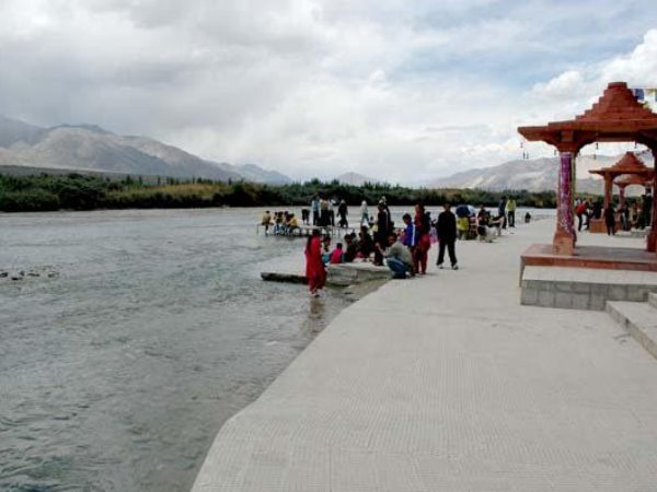 मनाली-लेह मार्ग पर फंसे 450 लोग, तीर्थयात्रा पर मुसीबत