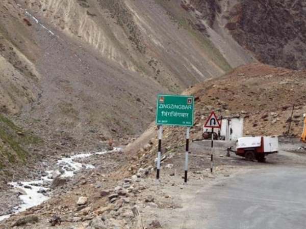 मनाली-लेह मार्ग पर फंसे 450 लोग, तीर्थयात्रा पर मुसीबत