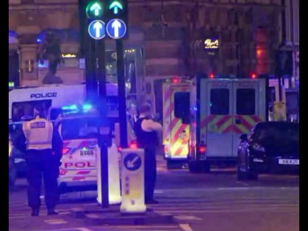 लंदन ब्रिज पर आतंकी हमला, बेकाबू वैन ने लोगों को मारी टक्‍कर