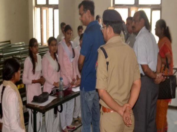 हॉस्टल की लड़कियों को टांग फंसाकर गिराने वाला चाचा चौधरी