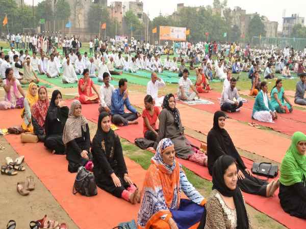 रोजे की परवाह किए बिना इन महिलाओं ने किया जमकर योग