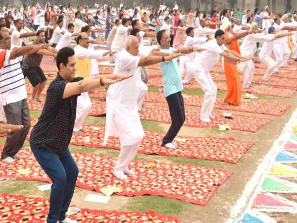 रोजे की परवाह किए बिना इन महिलाओं ने किया जमकर योग