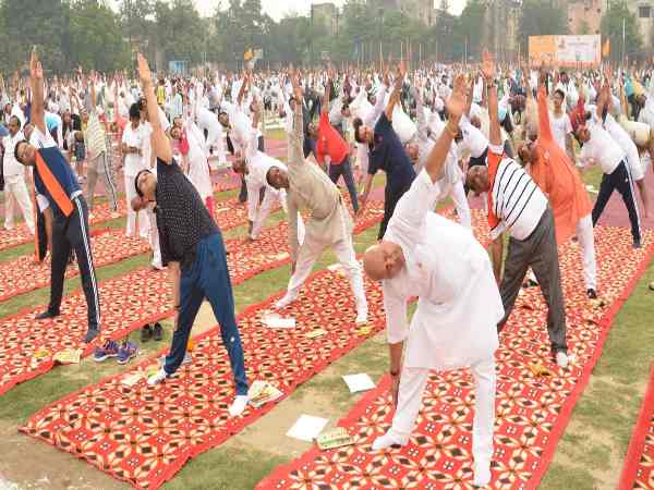 रोजे की परवाह किए बिना इन महिलाओं ने किया जमकर योग