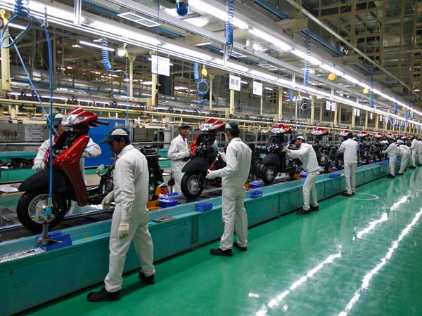 बुलेट के दाम घटे, एक्टिवा हुई महंगी