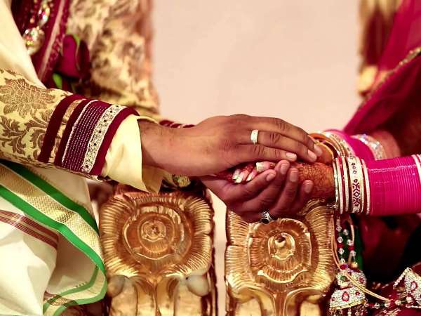 दूल्हे को किया किस