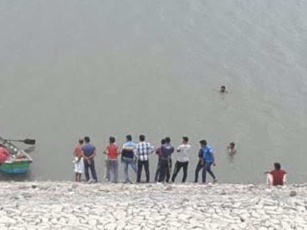 सेल्फी खींचने के लिए डैम के पानी में उतरे