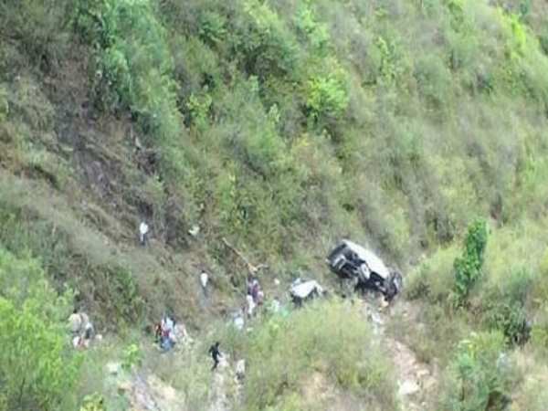 200 फीट से ज्यादा गहरी खाई में गिरी बस