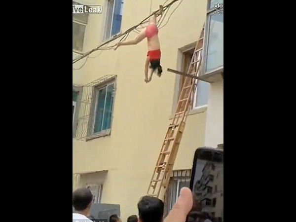  बिजली के तार से टकराई