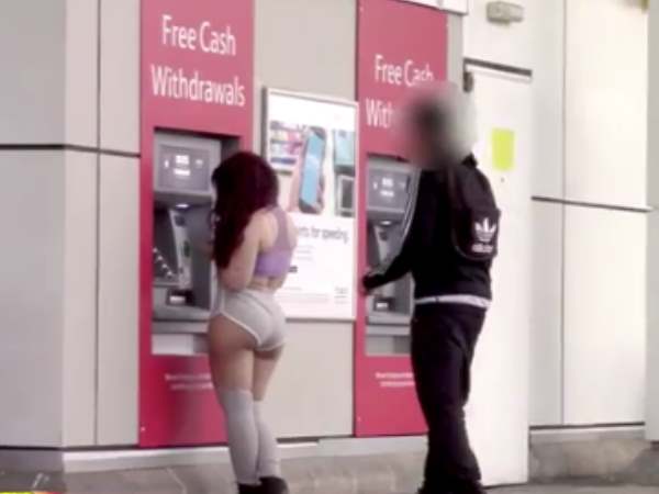 गाड़ी जबरदस्ती दे रही लिफ्ट