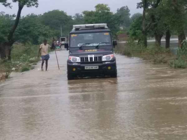 लेहड़िया की स्थिति भयावह, चारों तरफ से कटा रास्ता