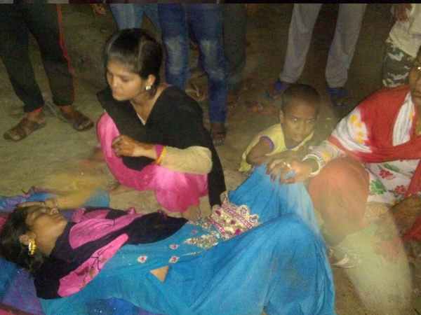 कच्ची मिट्टी की वजह से पलट गई बस