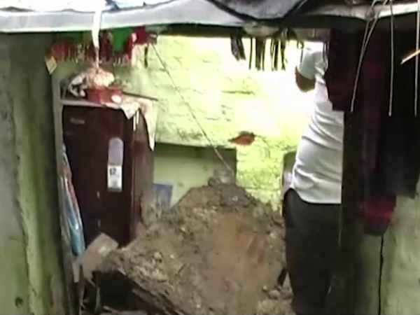 लोगों ने मलवा हटाकर निकाले शव