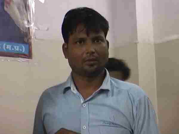 रिश्वत की घटना सोशल मीडिया पर वायरल