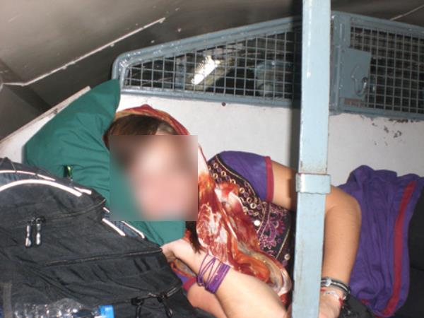 किसी ने नहीं की महिला की मदद