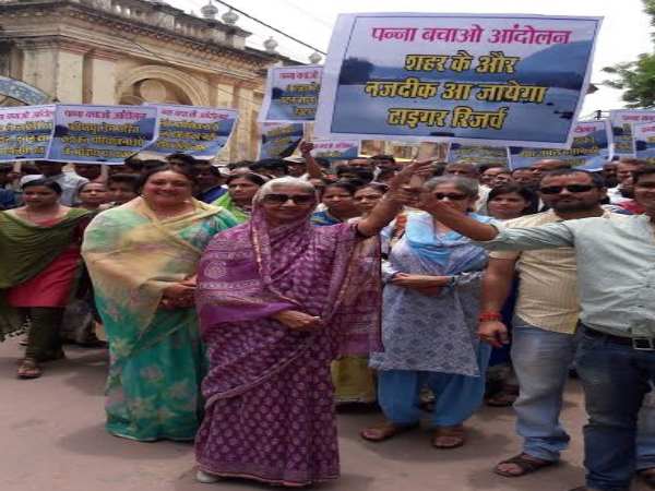 प्रदर्शन में इनकी रही भागीदारी