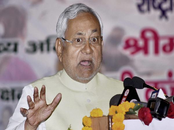 नीतीश खुद रहे पटना से दूर