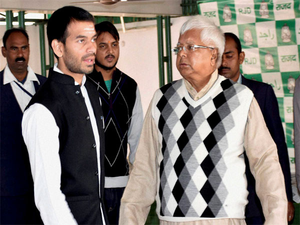 पेड़ के नीचे लगाते थे अदालत
