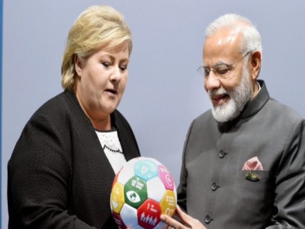 नार्वे के पीएम ने फुटबॉल पेश किया