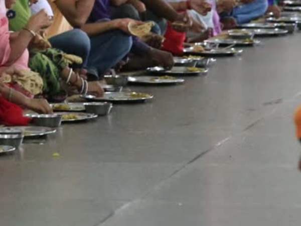 हाथ से खाना खाना 