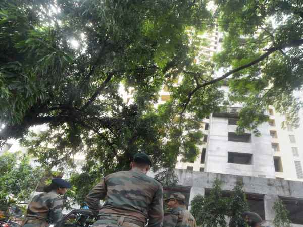 नौसेना के अधिकारियों का भी नाम