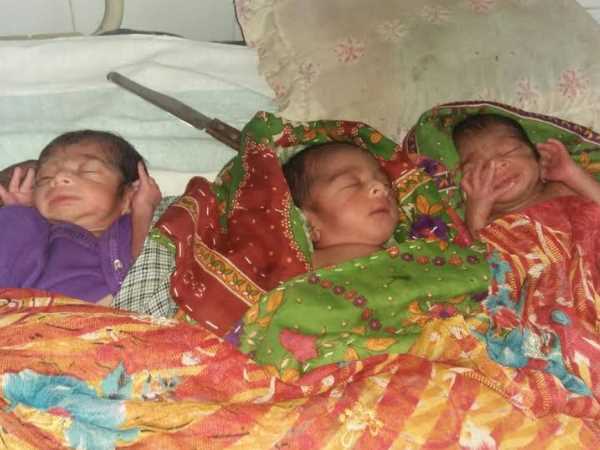 तीनों बच्चे हैं स्वस्थ, मां खुश