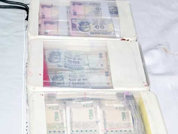 गली में साड़ी लटका हुआ था फरार