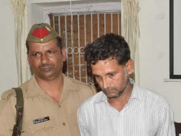 नाली में छुपा दी थी रकम