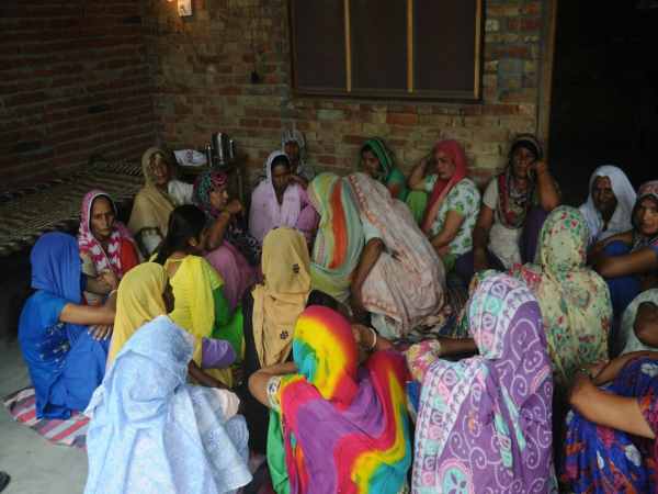 बदमाशों ने कहा महिला को लेकर कहा जा रहा है