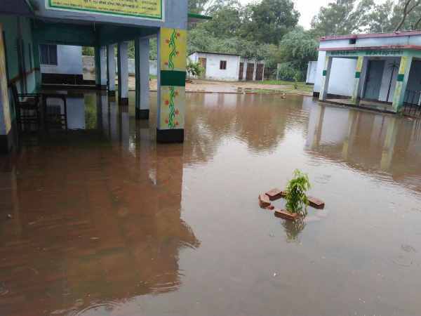 बारिश से भी बिगड़े हालात 