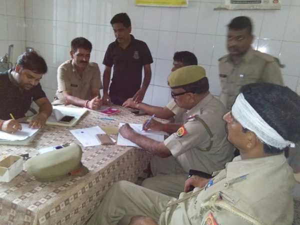 पुलिस के समझाने पर किया हमला