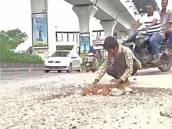 हैदराबाद: पांचवीं पास बच्चा भर रहा सड़क के गड्ढे, रोजाना घंटों तक करता है यही काम