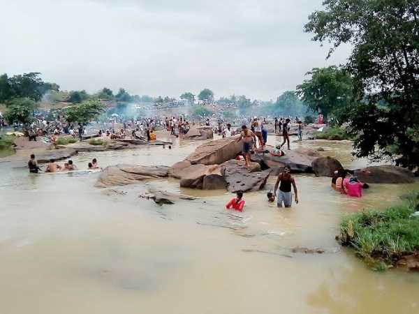 रविवार के दिन सैलानियों की भीड़