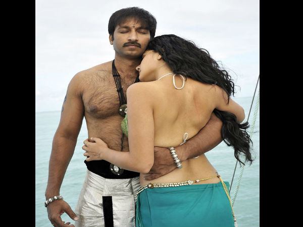  हीरोईन की नाभि पर फेंके जाते हैं फूल-नारियल