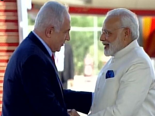 फ्लाइट में 8 घंटे तक काम करते रहे मोदी