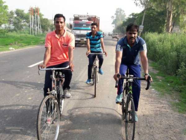 अखबार पढ़ते हुए मिले पुलिसकर्मी