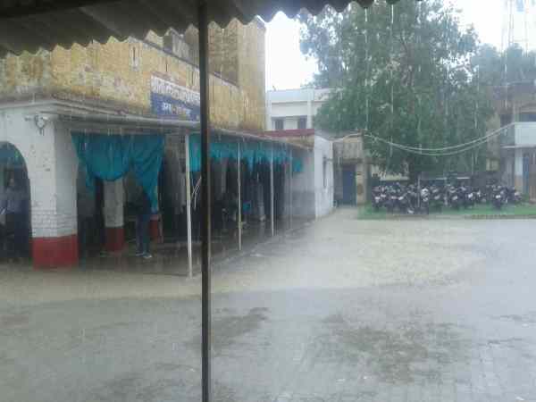 दारोगा जी को बैठने की जगह नहीं दारोगा जी को बैठने की जगह नहीं