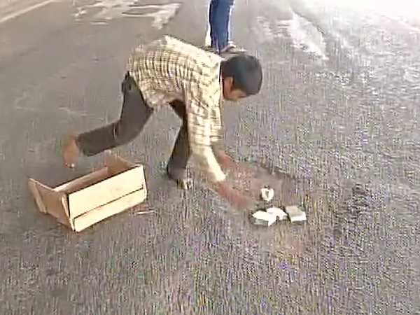 हैदराबाद: पांचवीं पास बच्चा भर रहा सड़क के गड्ढे, रोजाना घंटों तक करता है यही काम