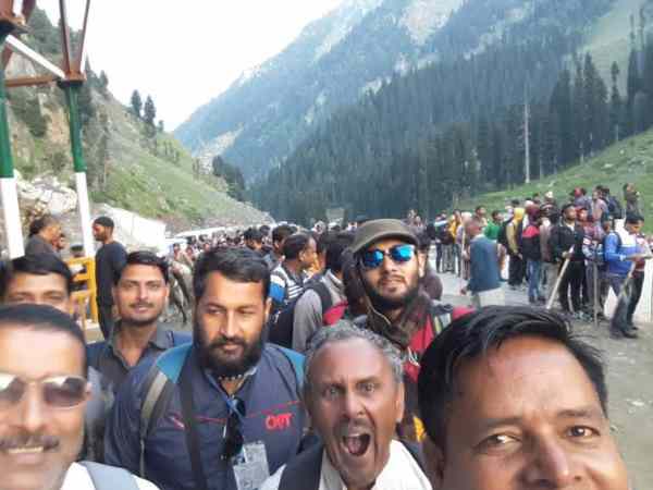 गुजरात के यात्रियों की बस आगे निकल गई